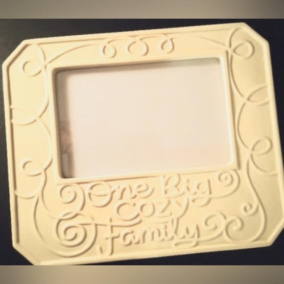 💘 Hallmark Embossed Ceramic Tabletop Photo Frame 'One Big Cozy Family' - Picture 2 of 6